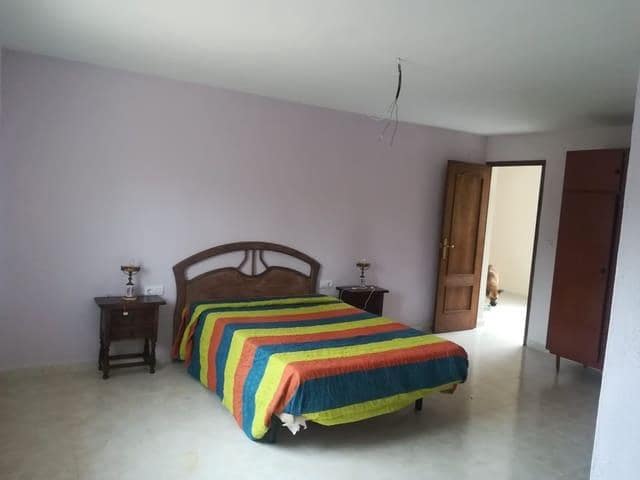 8 bedroom Villa for sale in Moralet with pool garage - € 735,000 (Ref: 7771998)