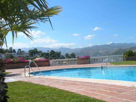 2 bedroom Townhouse for holiday rental in Almuñécar with pool garage - € 410 (Ref: 3095239)