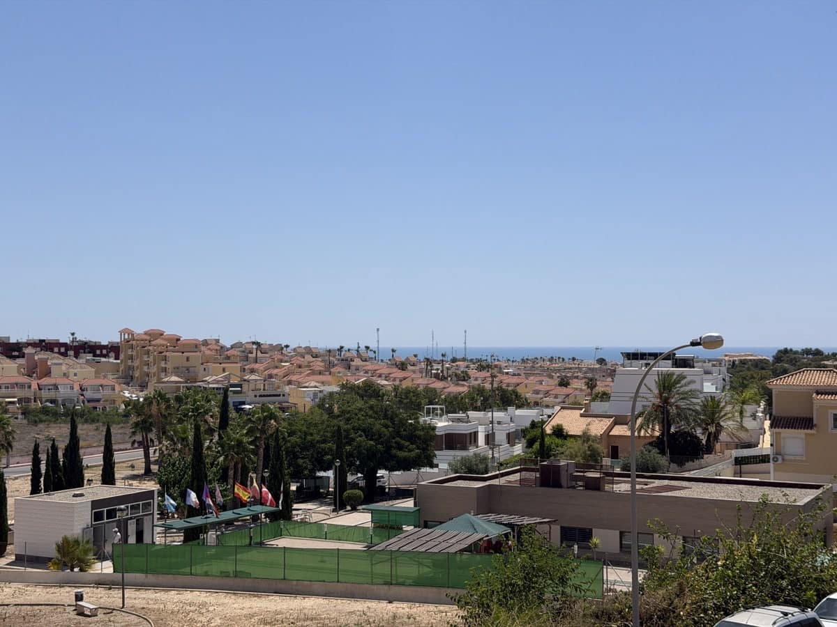 Chalet de 2 habitaciones en Villamartin en venta con piscina garaje - 218.000 € (Ref: 10006330)