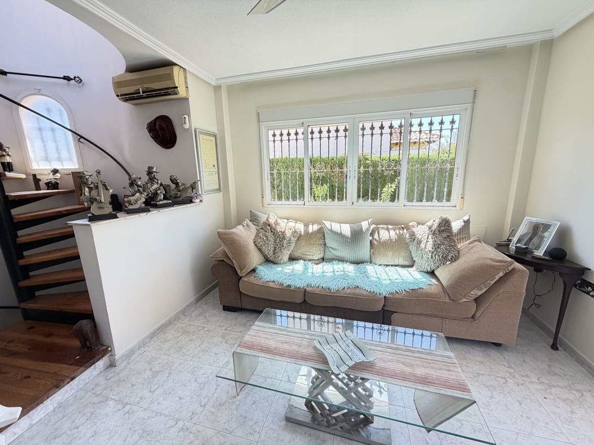 Chalet de 4 habitaciones en Villamartin en venta con piscina - 389.995 € (Ref: 10037131)