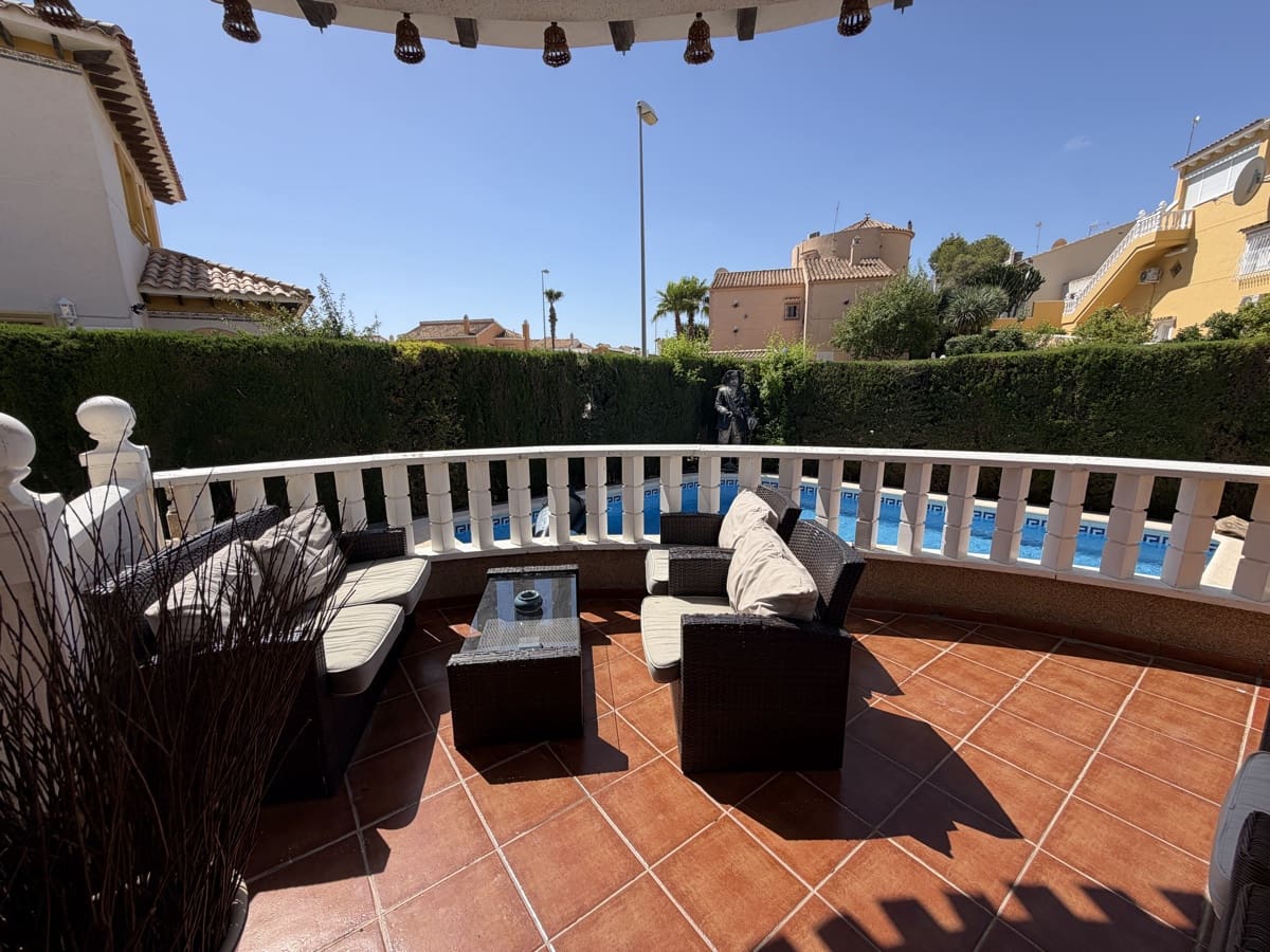Chalet de 4 habitaciones en Villamartin en venta con piscina - 389.995 € (Ref: 10037131)