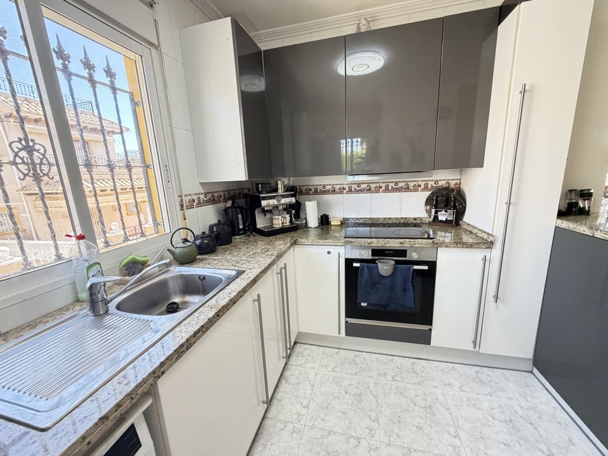Chalet de 4 habitaciones en Villamartin en venta con piscina - 389.995 € (Ref: 10037131)