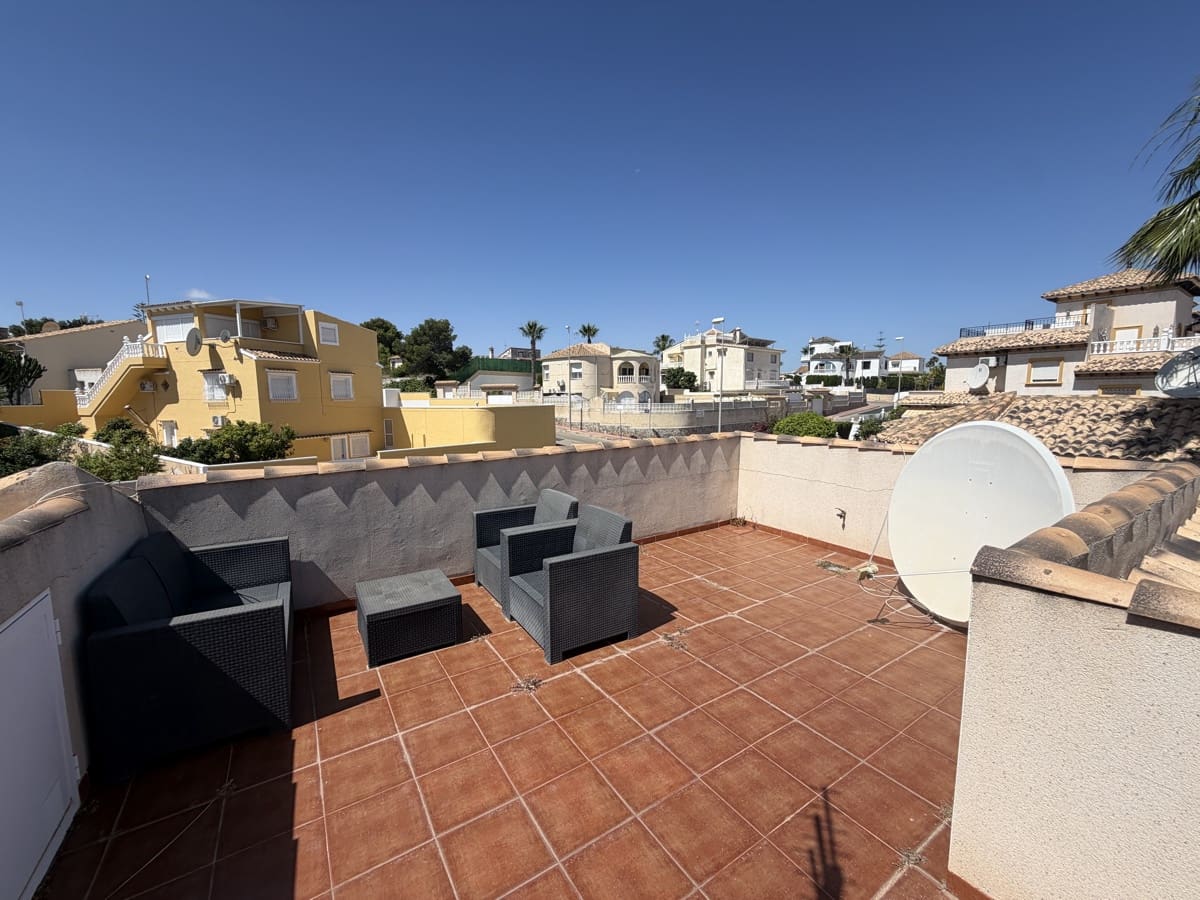 Chalet de 4 habitaciones en Villamartin en venta con piscina - 389.995 € (Ref: 10037131)