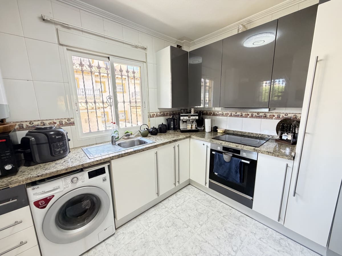 Chalet de 4 habitaciones en Villamartin en venta con piscina - 389.995 € (Ref: 10037131)