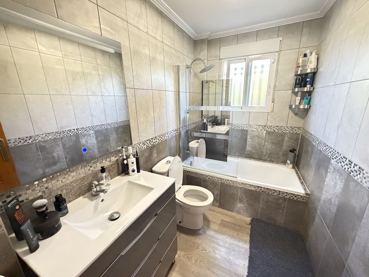 Chalet de 4 habitaciones en Villamartin en venta con piscina - 389.995 € (Ref: 10037131)