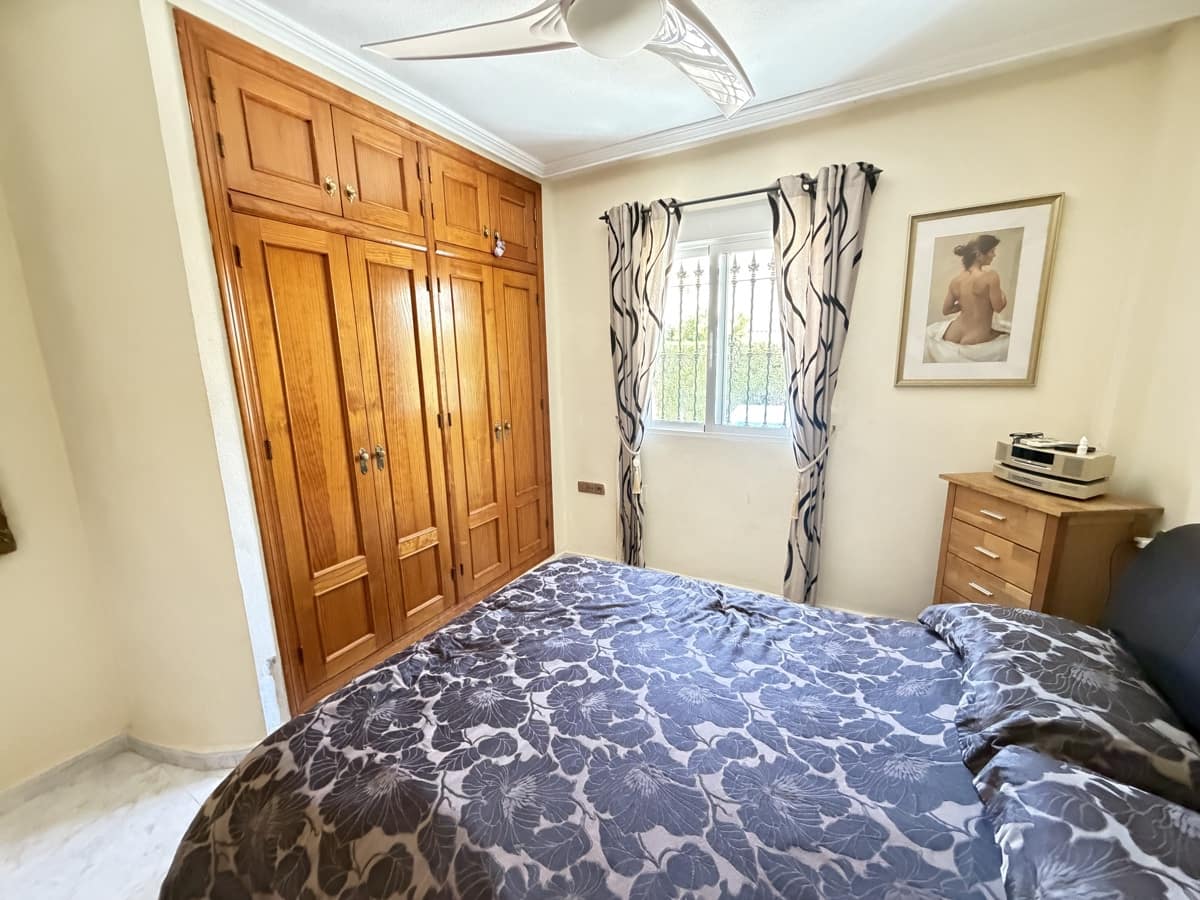 Chalet de 4 habitaciones en Villamartin en venta con piscina - 389.995 € (Ref: 10037131)