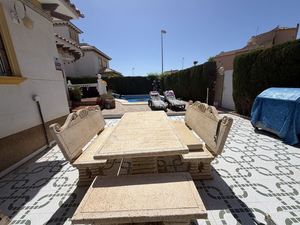Chalet de 4 habitaciones en Villamartin en venta con piscina - 389.995 € (Ref: 10037131)