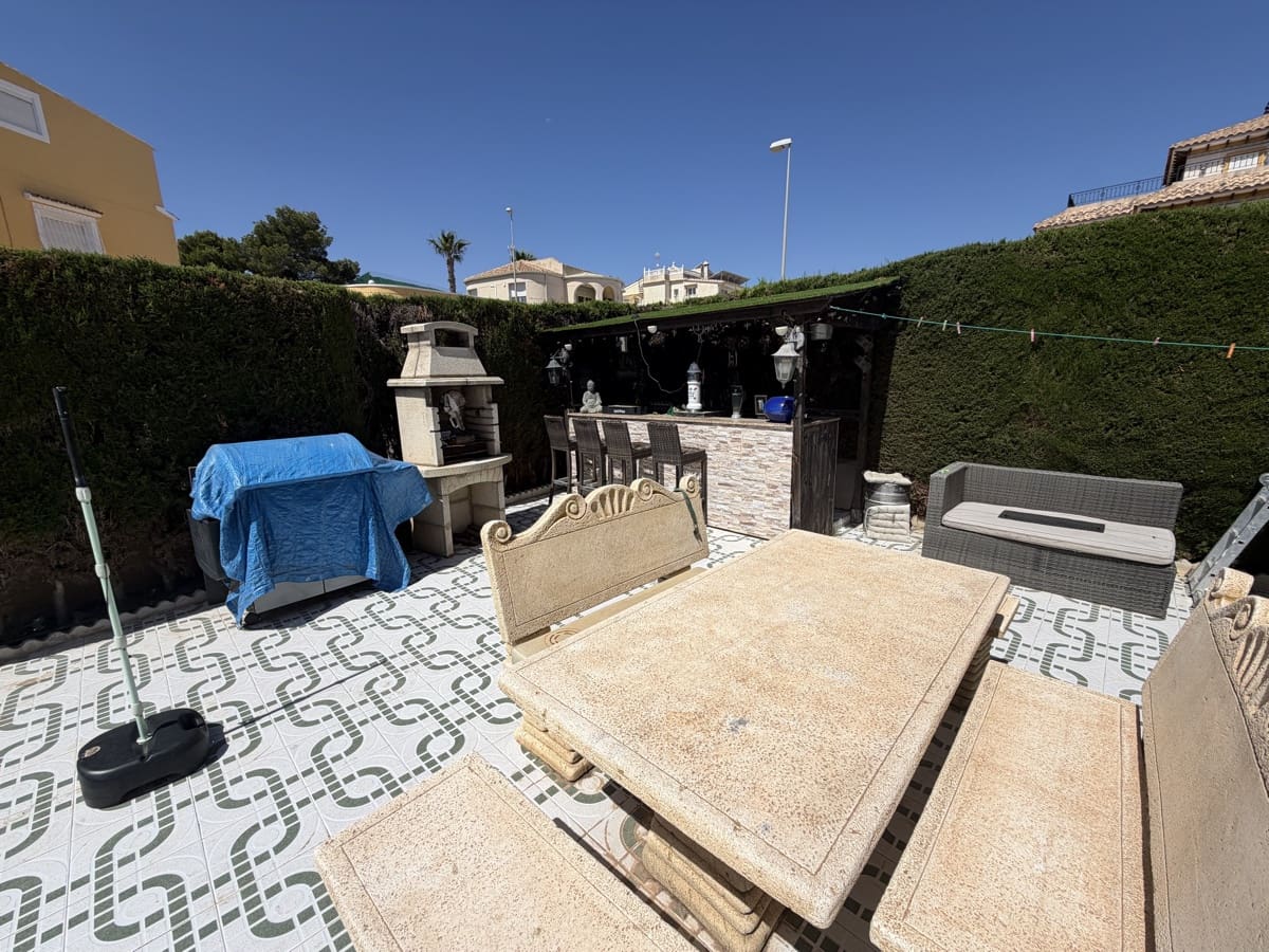 Chalet de 4 habitaciones en Villamartin en venta con piscina - 389.995 € (Ref: 10037131)