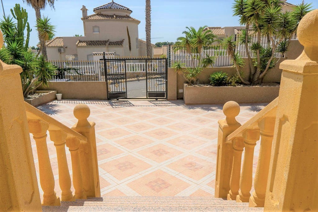 3 bedroom Villa for sale in Filipinas with pool - € 390,000 (Ref: 10161216)