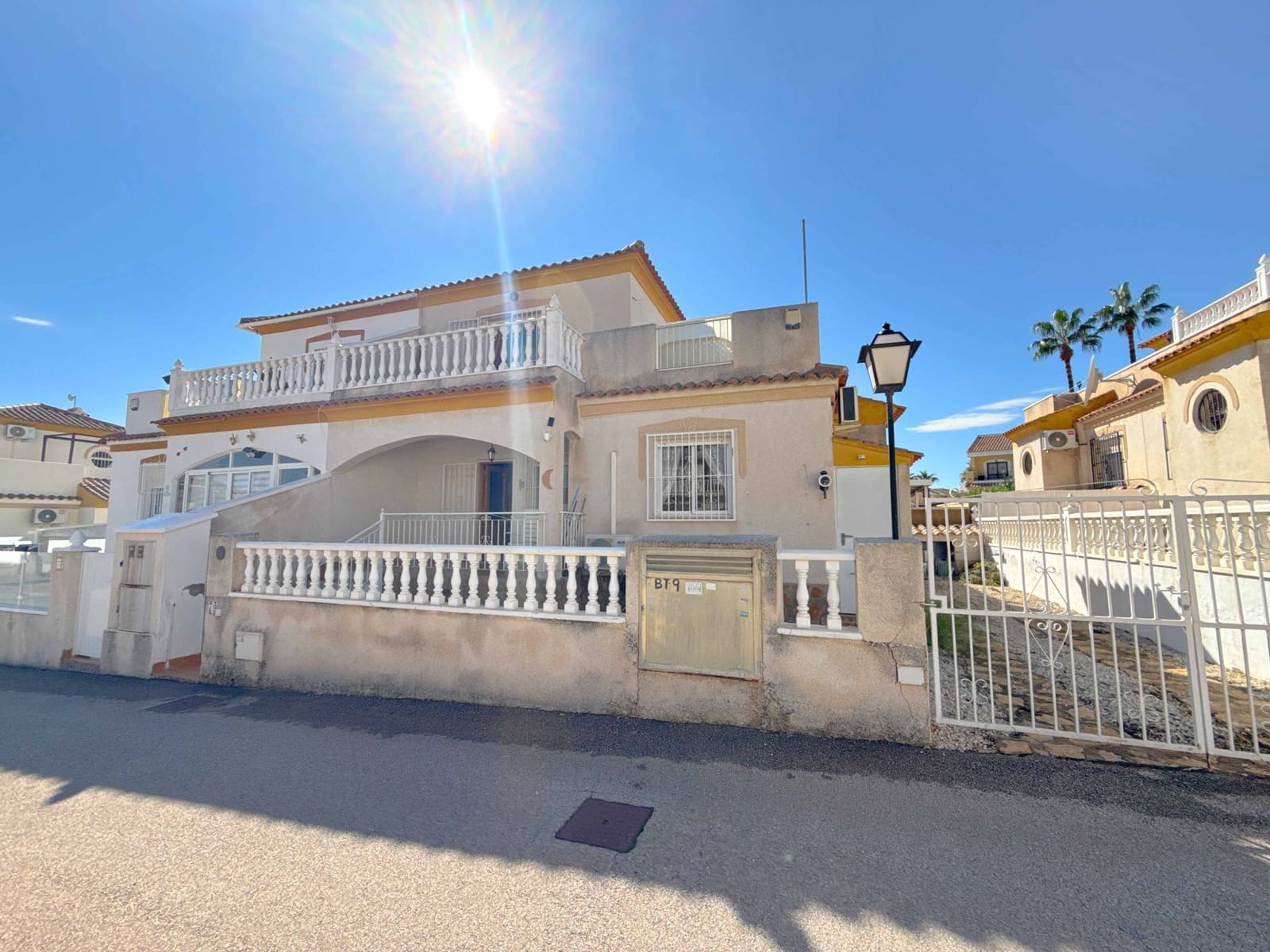 3 soverom Kjedet enebolig til salgs i Orihuela Costa med svømmebasseng garasje - € 239 950 (Ref: 10174532)
