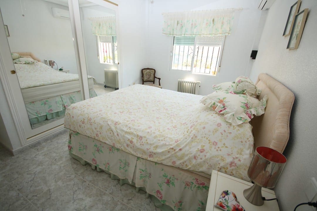 3 soveværelse Villa til salg i Villamartin med swimmingpool garage - € 295.000 (Ref: 8610532)