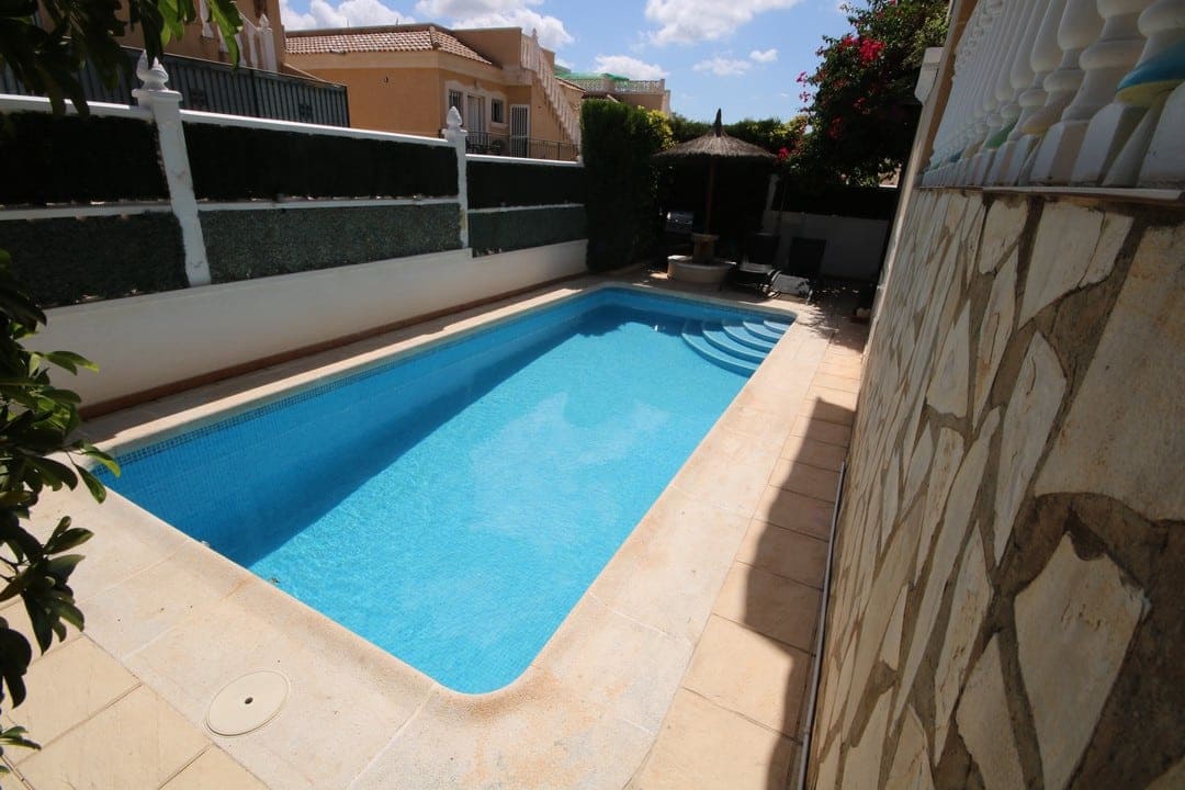 3 soveværelse Villa til salg i Villamartin med swimmingpool garage - € 295.000 (Ref: 8610532)