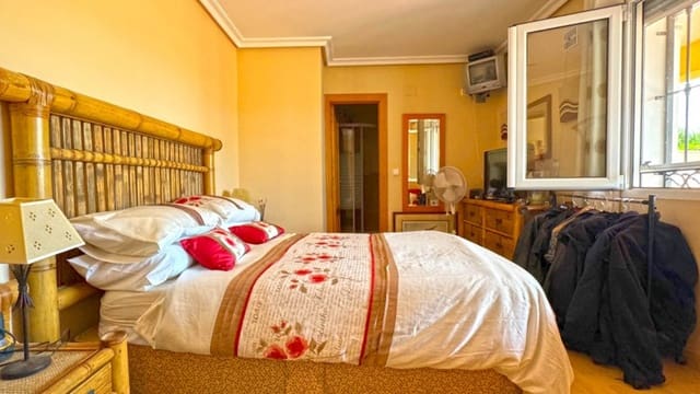 6 makuuhuone Huvila myytävänä paikassa Los Balcones mukana uima-altaan 
autotalli - 617 000 € (Ref: 9378906)