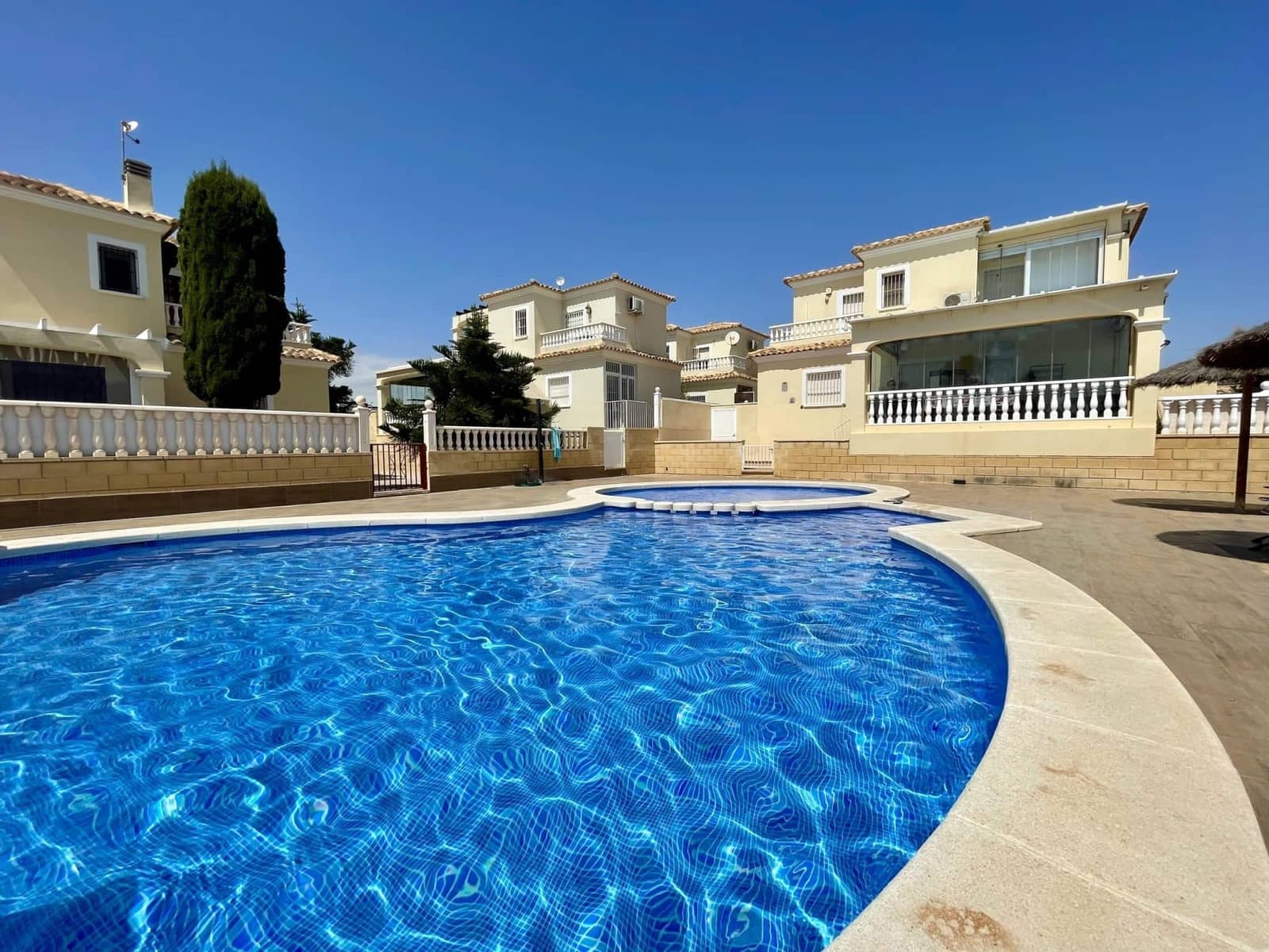 2 quarto Bungalow para venda em Orihuela Costa com piscina - 185 000 € (Ref: 9777852)