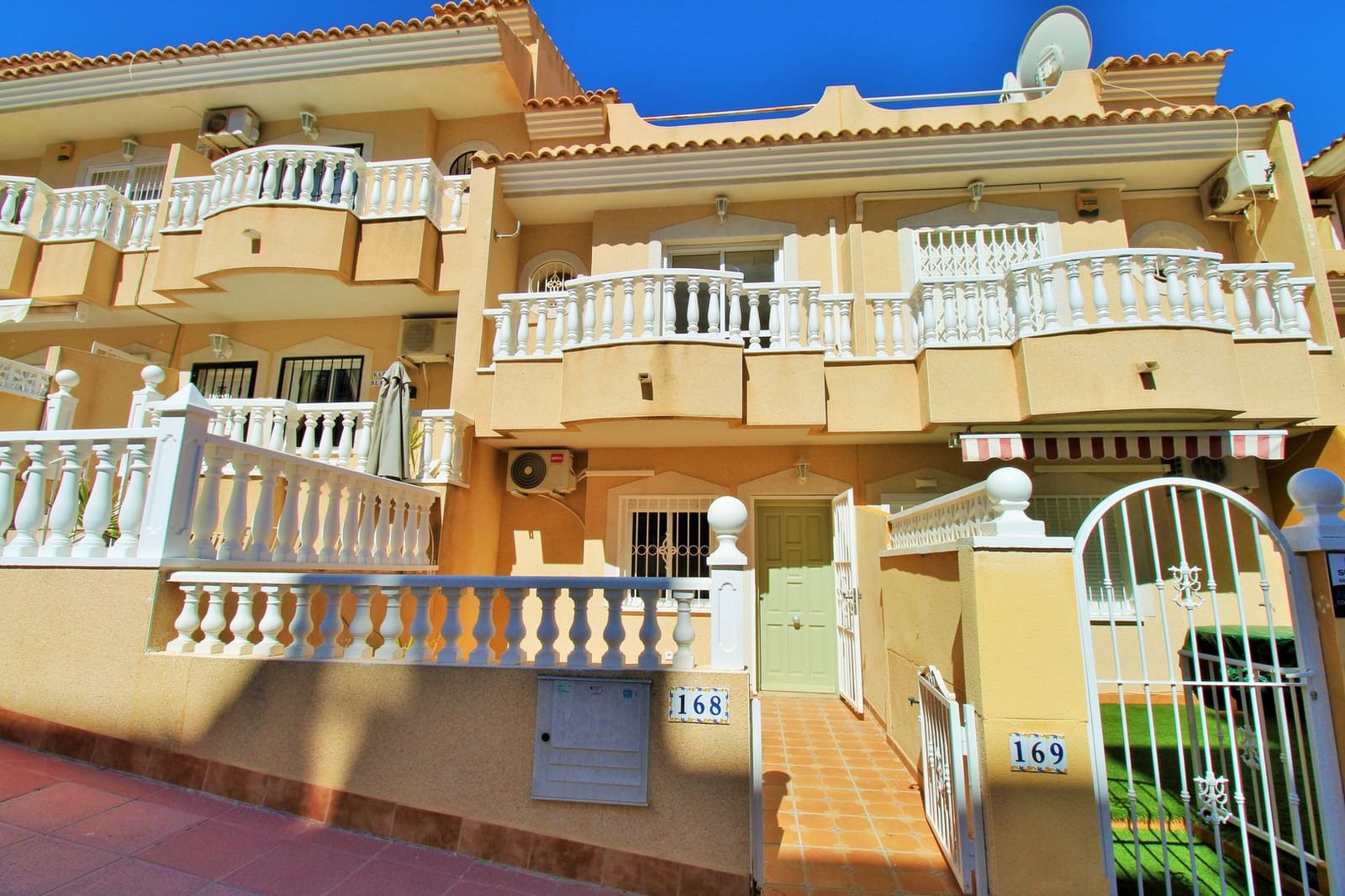 2 bedroom Townhouse for sale in Villamartin - € 162,995 (Ref: 9866797)