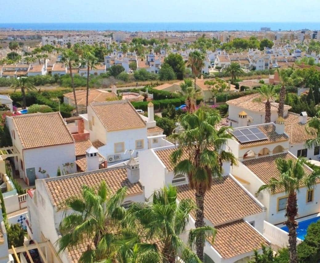 3 bedroom Villa for sale in Villamartin with pool - € 399,000 (Ref: 9982964)