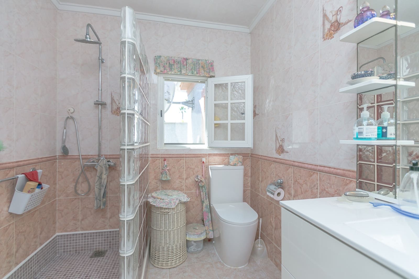 4 makuuhuone Paritalo myytävänä paikassa Los Balcones - 315 000 € (Ref: 9993923)