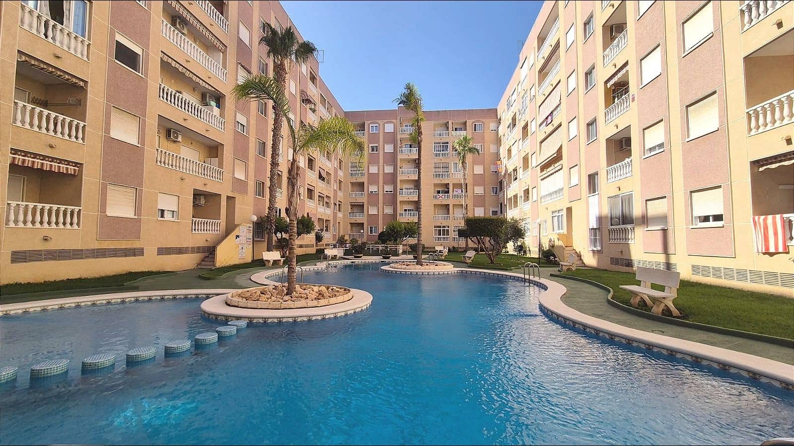 Studio for sale in Torrevieja with pool - € 103,000 (Ref: 10168639)