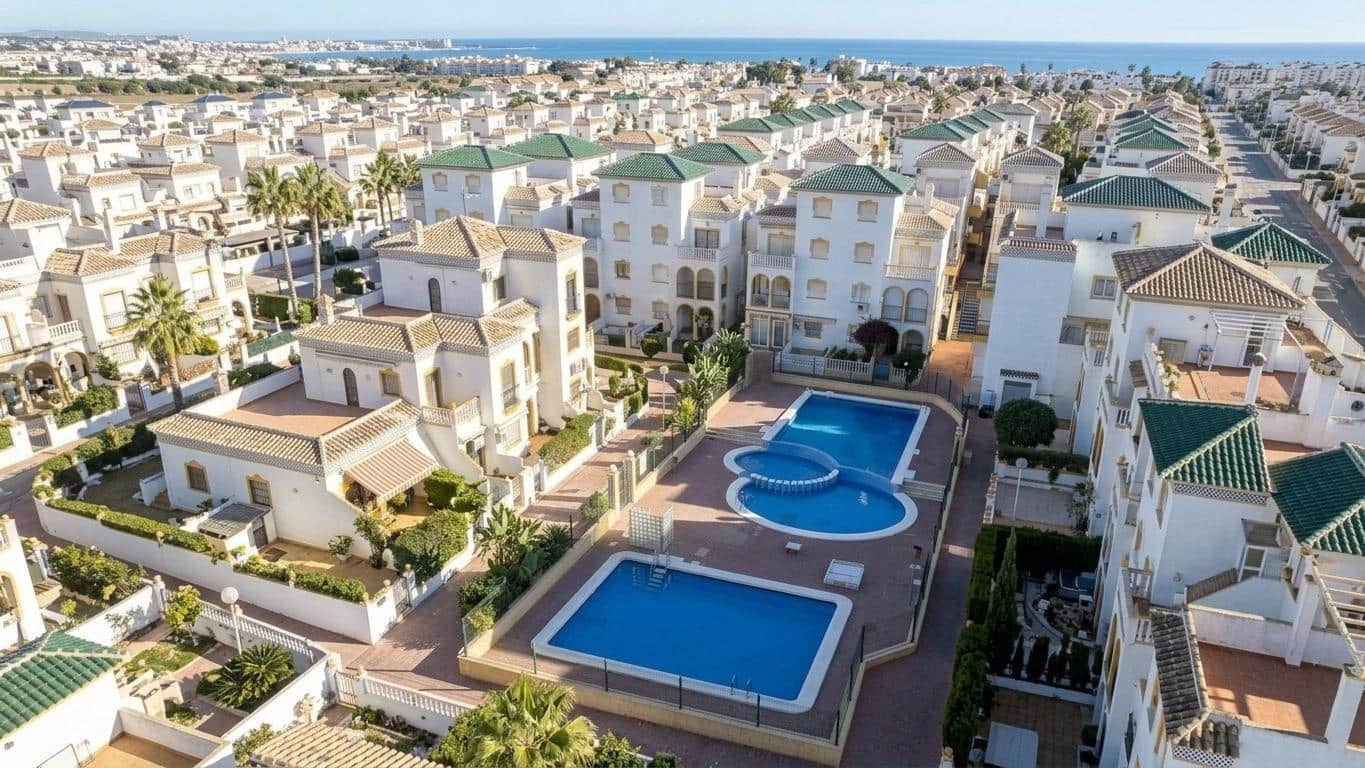 4 soveværelse Villa til salg i Torrevieja med swimmingpool garage - € 350.000 (Ref: 10171871)