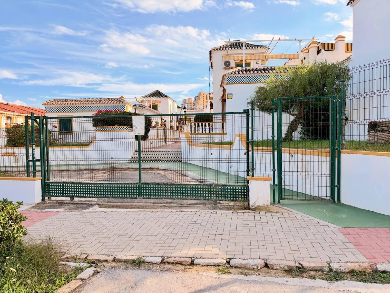 4 soveværelse Villa til salg i Torrevieja med swimmingpool garage - € 350.000 (Ref: 10171871)