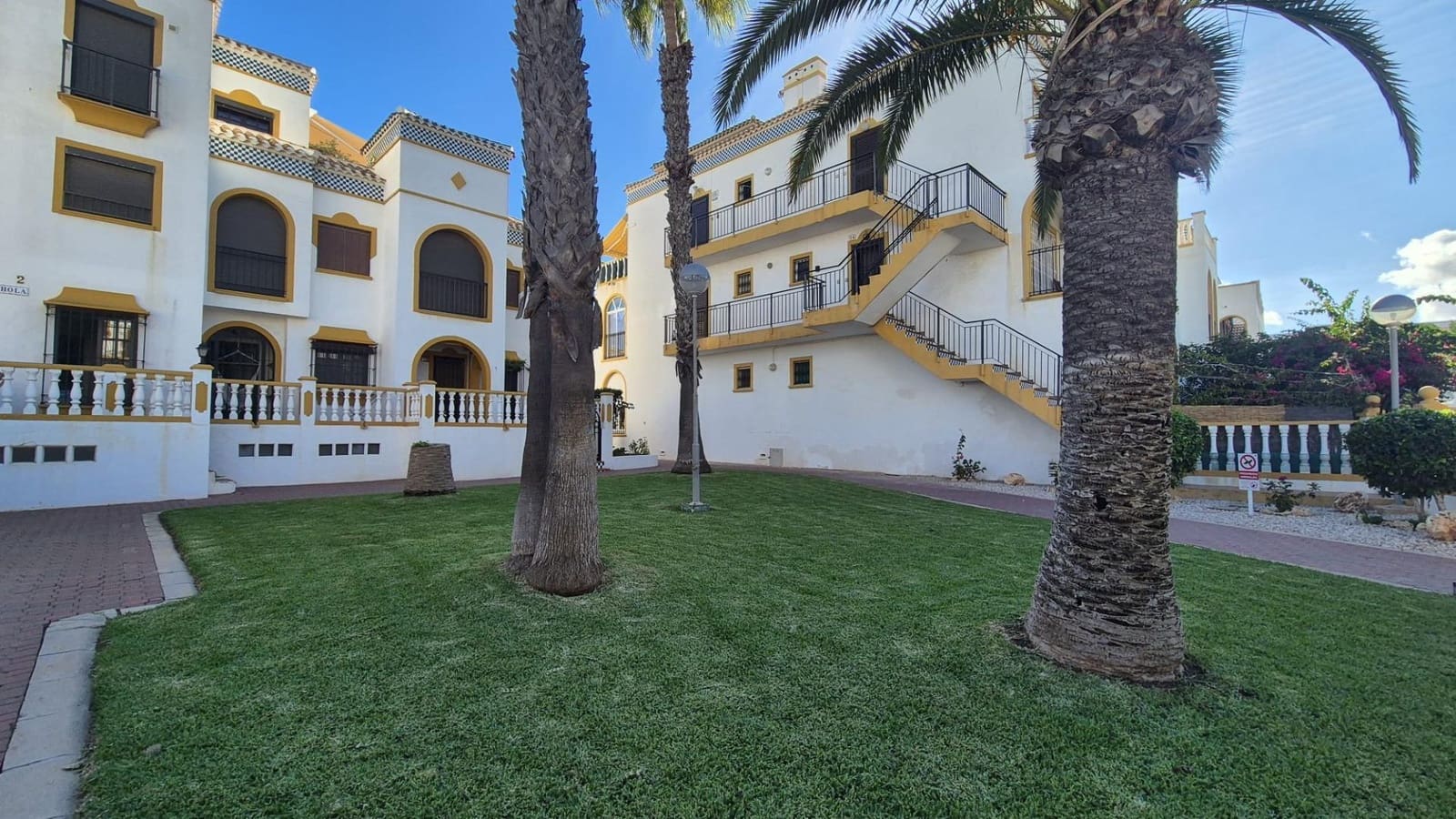 4 soveværelse Villa til salg i Torrevieja med swimmingpool garage - € 350.000 (Ref: 10171871)