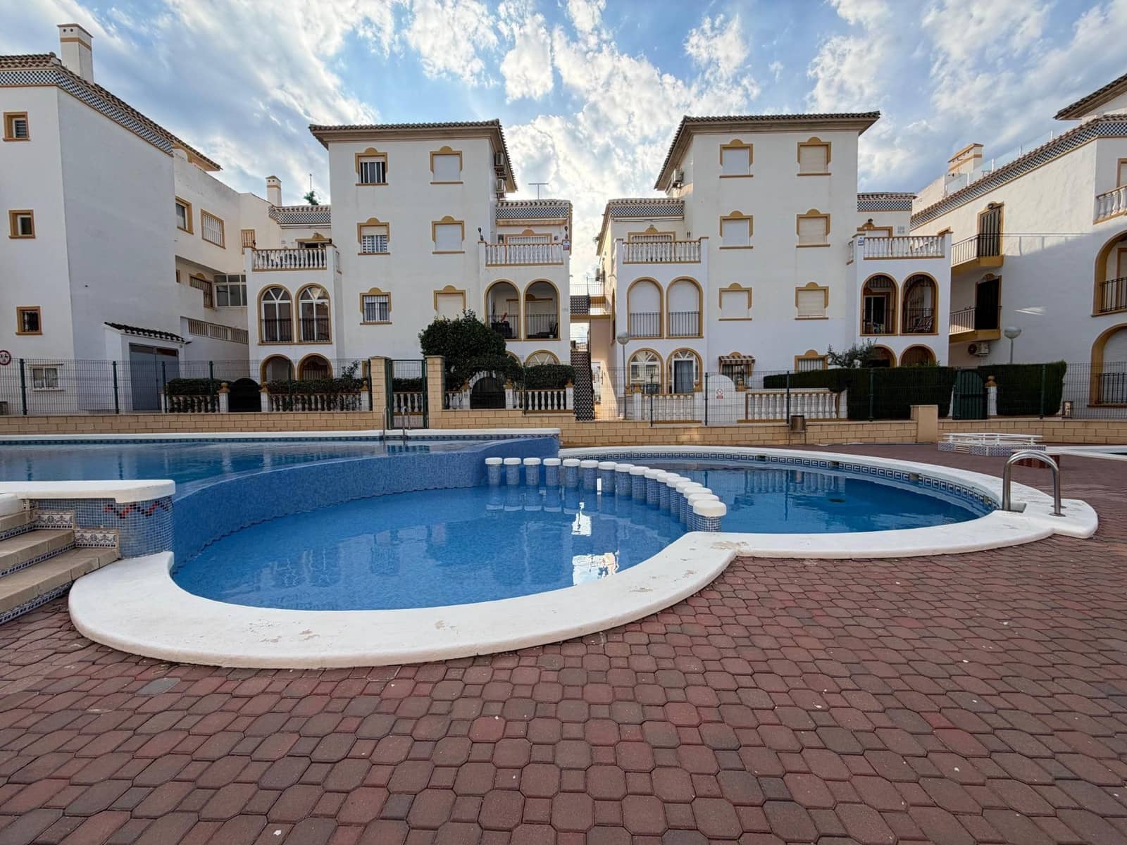 4 soveværelse Villa til salg i Torrevieja med swimmingpool garage - € 350.000 (Ref: 10171871)