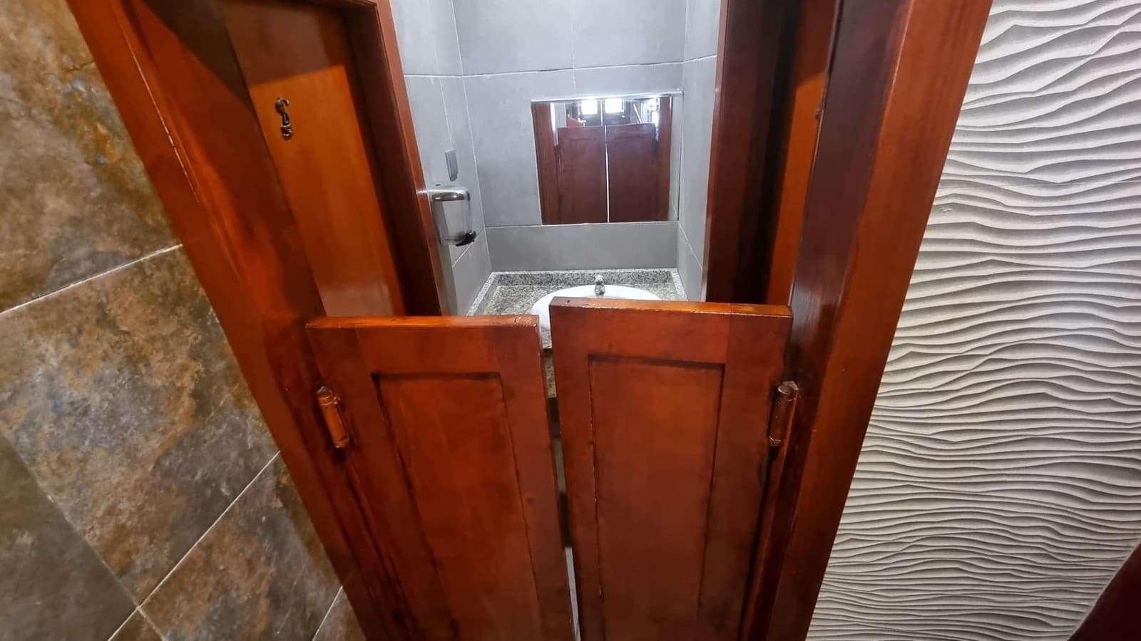 Commercial for sale in Torrevieja - € 525,000 (Ref: 7016829)