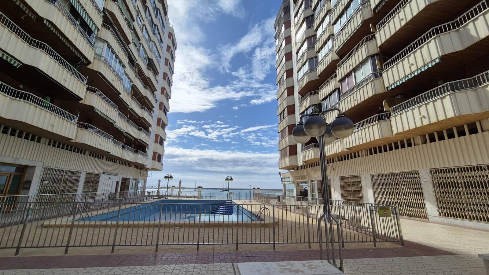 3 makuuhuone Huoneisto myytävänä paikassa Torrevieja mukana uima-altaan - 239 000 € (Ref: 9183789)
