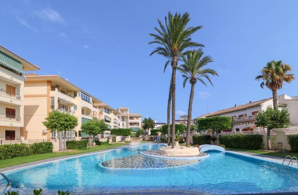 3 soverom Rekkehus til salgs i Torrevieja med svømmebasseng - € 265 000 (Ref: 9195726)