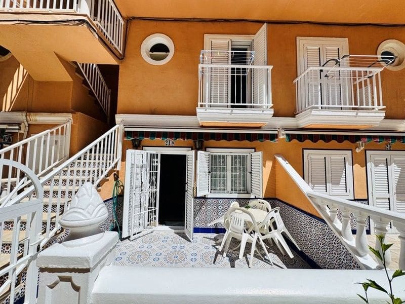 Adosado de 2 habitaciones en Torrevieja en venta con piscina - 210.000 € (Ref: 9379236)