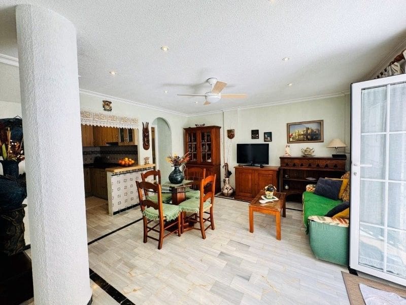 Adosado de 2 habitaciones en Torrevieja en venta con piscina - 210.000 € (Ref: 9379236)