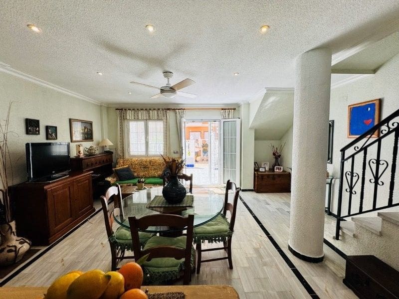 Adosado de 2 habitaciones en Torrevieja en venta con piscina - 210.000 € (Ref: 9379236)