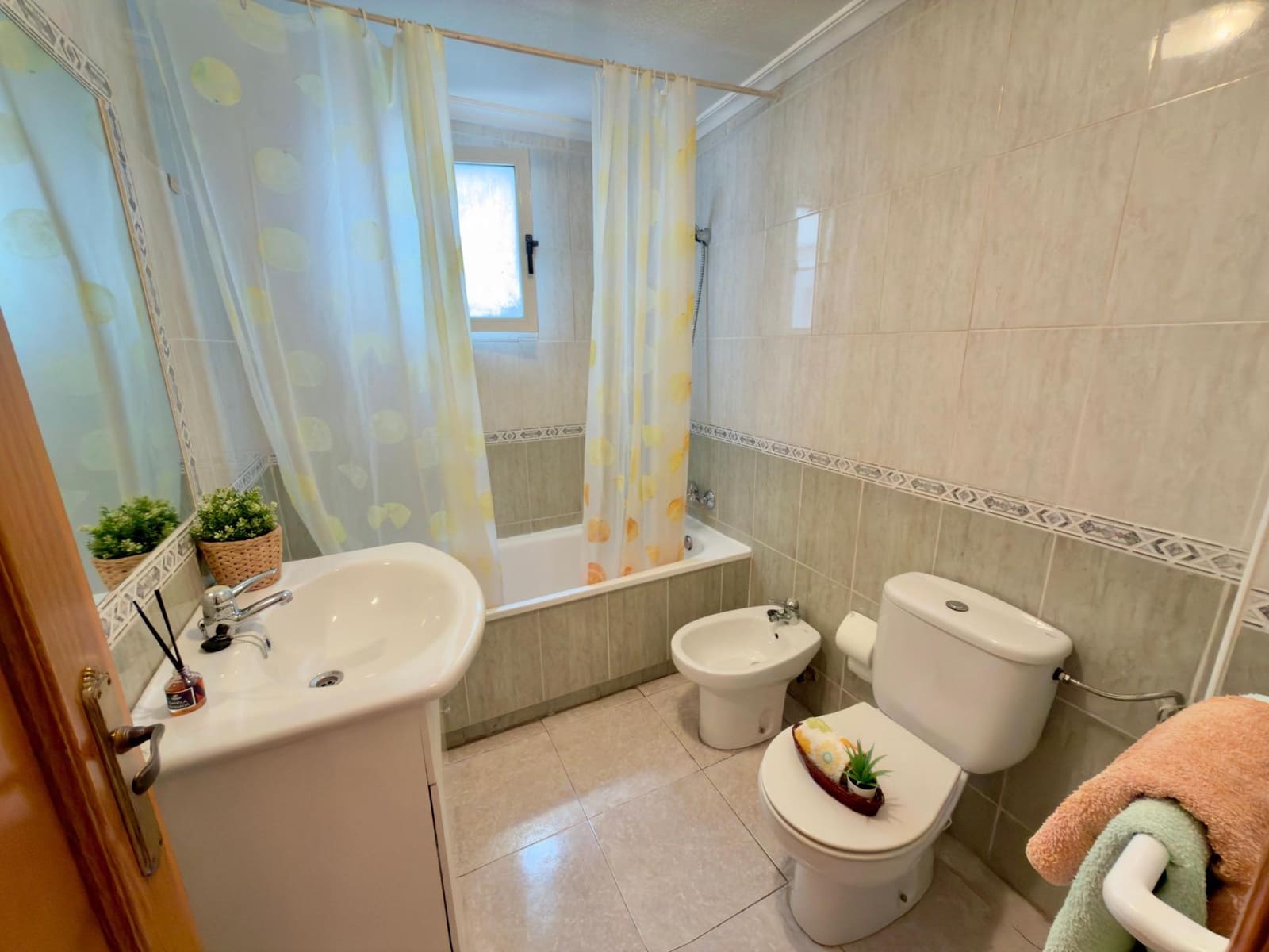 Apartamento de 2 habitaciones en Torrevieja en venta con garaje - 130.900 € (Ref: 9502565)