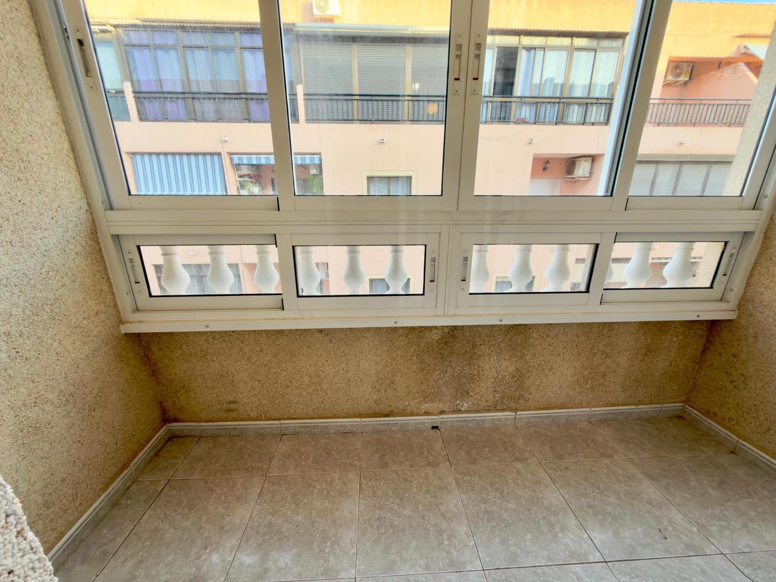 Apartamento de 2 habitaciones en Torrevieja en venta con garaje - 130.900 € (Ref: 9502565)