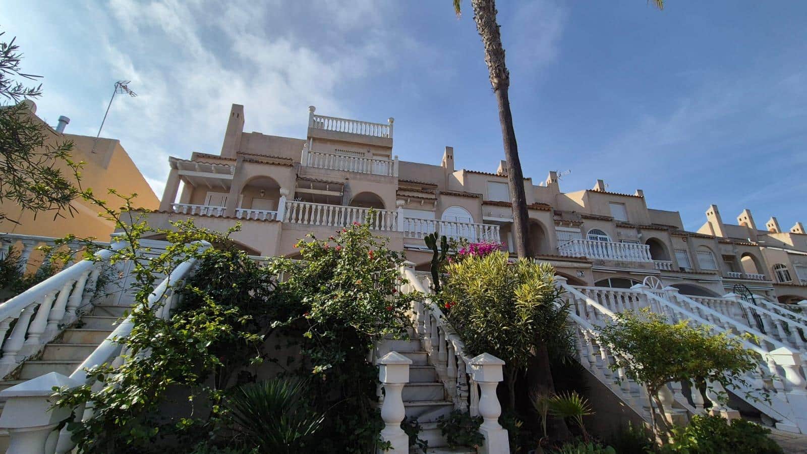 4 makuuhuone Rivitalo myytävänä paikassa Torrevieja mukana uima-altaan 
autotalli - 227 900 € (Ref: 9533889)