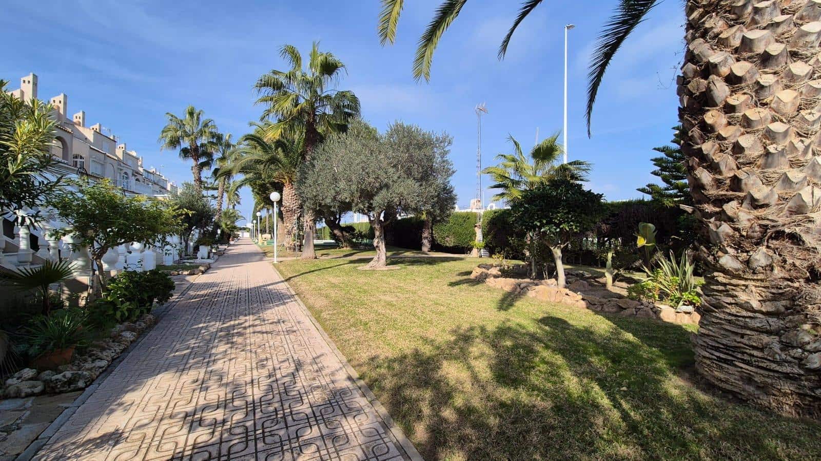 4 makuuhuone Rivitalo myytävänä paikassa Torrevieja mukana uima-altaan 
autotalli - 227 900 € (Ref: 9533889)