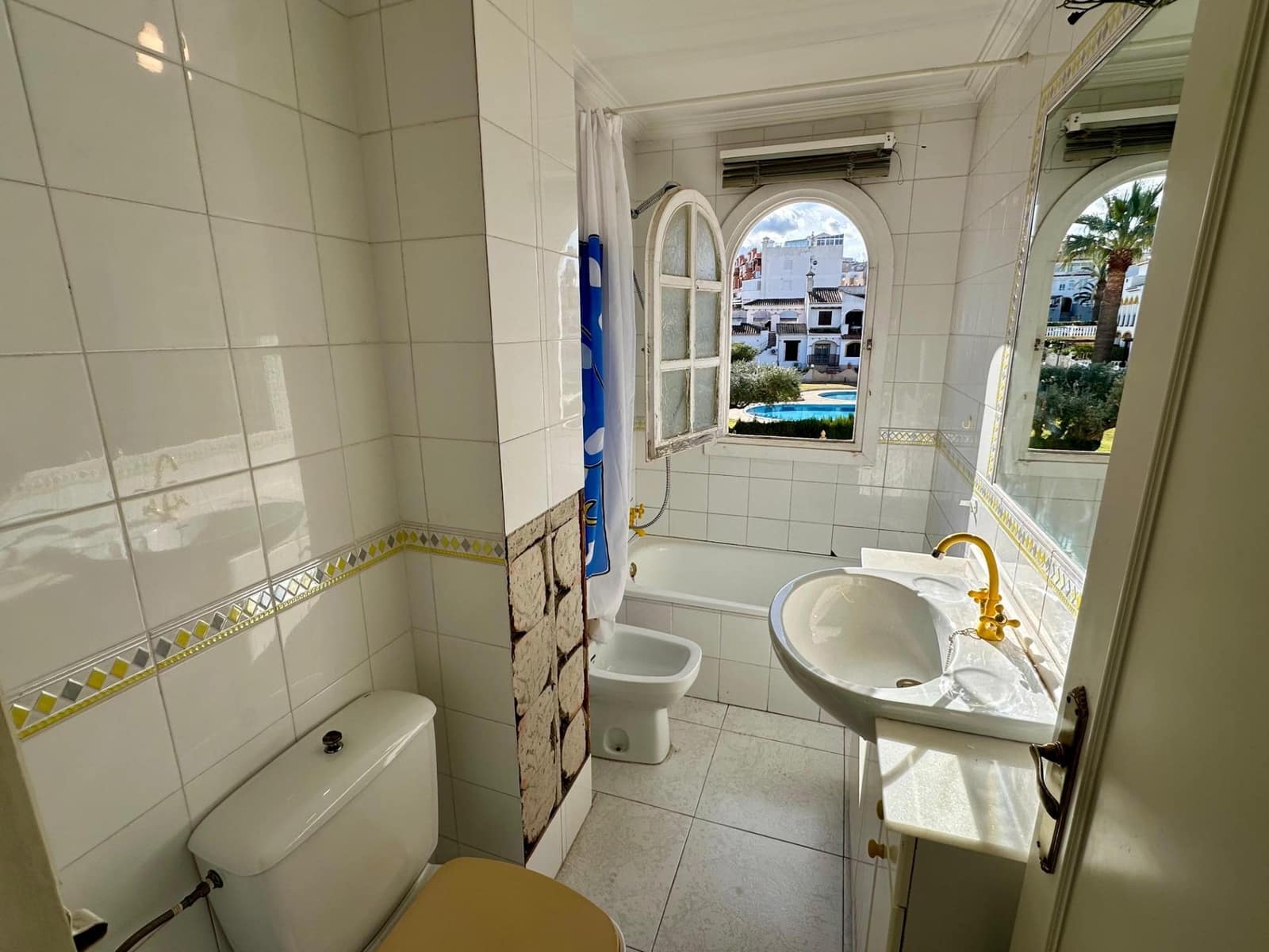 4 makuuhuone Rivitalo myytävänä paikassa Torrevieja mukana uima-altaan 
autotalli - 227 900 € (Ref: 9533889)