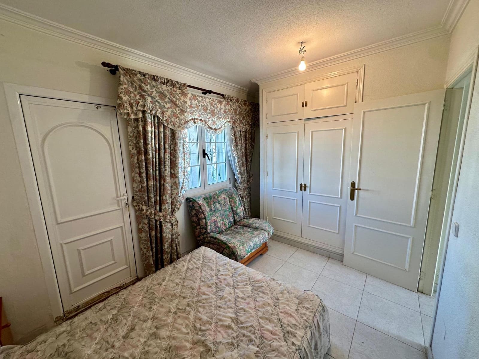 4 makuuhuone Rivitalo myytävänä paikassa Torrevieja mukana uima-altaan 
autotalli - 227 900 € (Ref: 9533889)