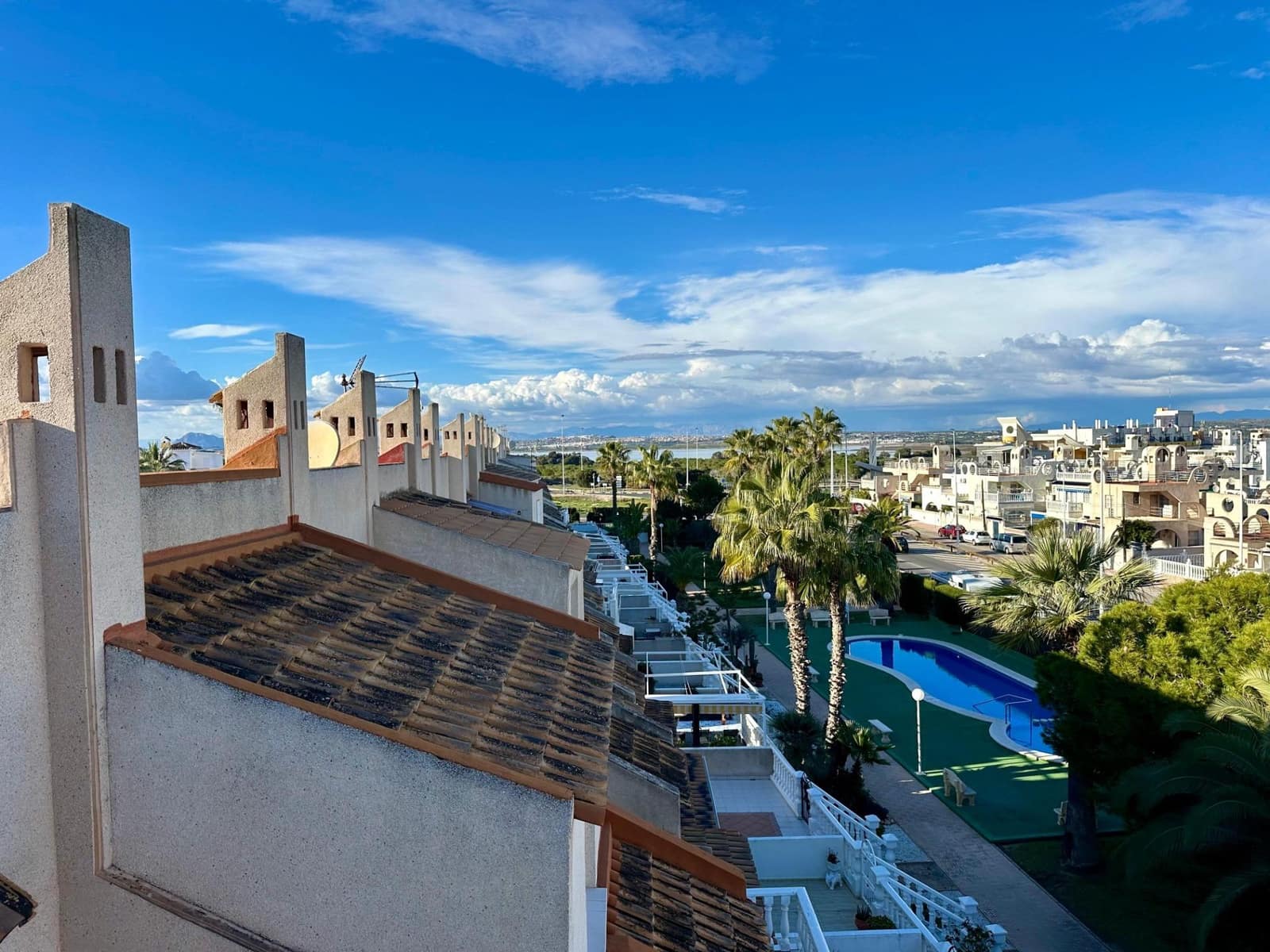 4 makuuhuone Rivitalo myytävänä paikassa Torrevieja mukana uima-altaan 
autotalli - 227 900 € (Ref: 9533889)