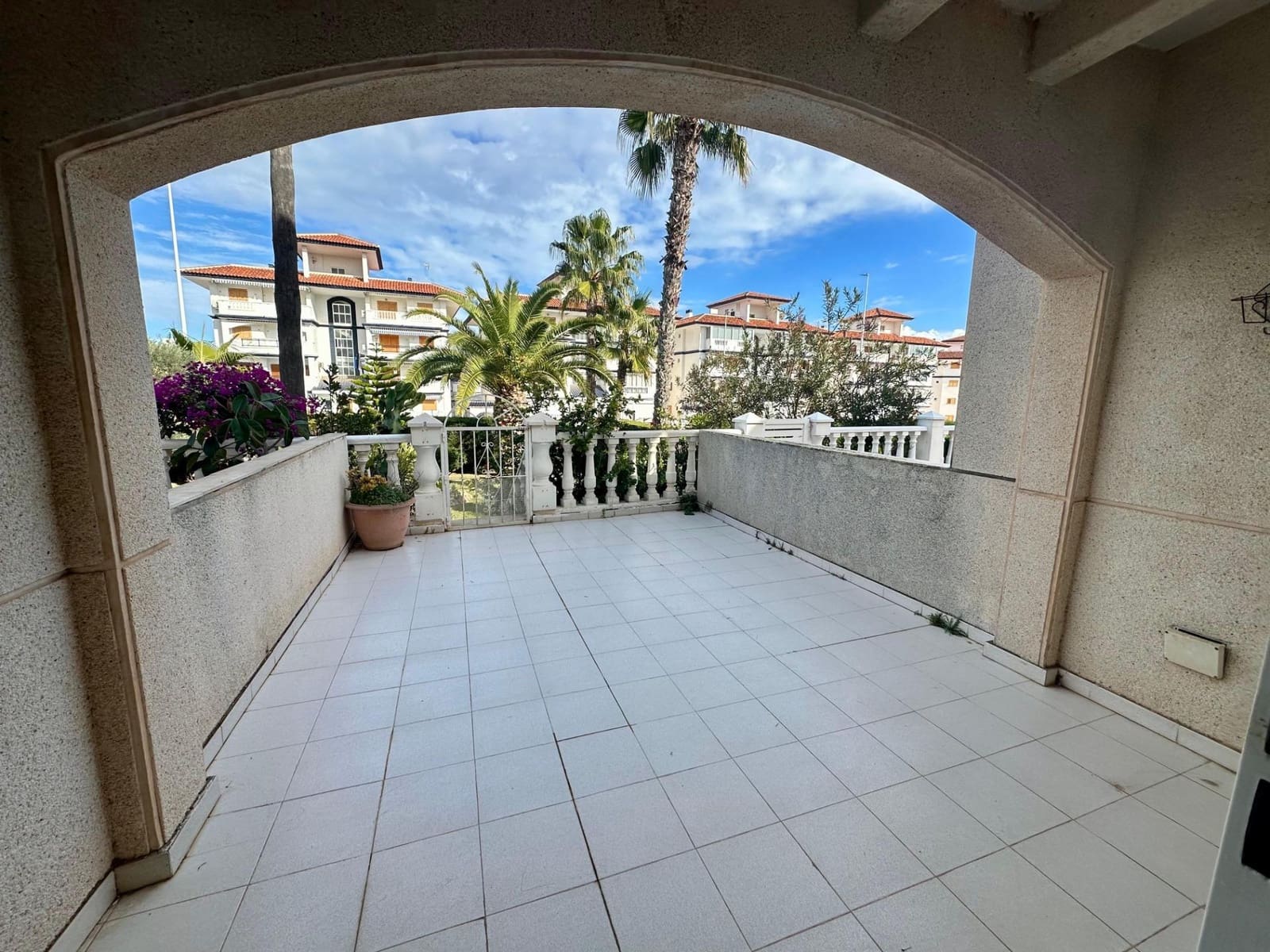 4 makuuhuone Rivitalo myytävänä paikassa Torrevieja mukana uima-altaan 
autotalli - 227 900 € (Ref: 9533889)