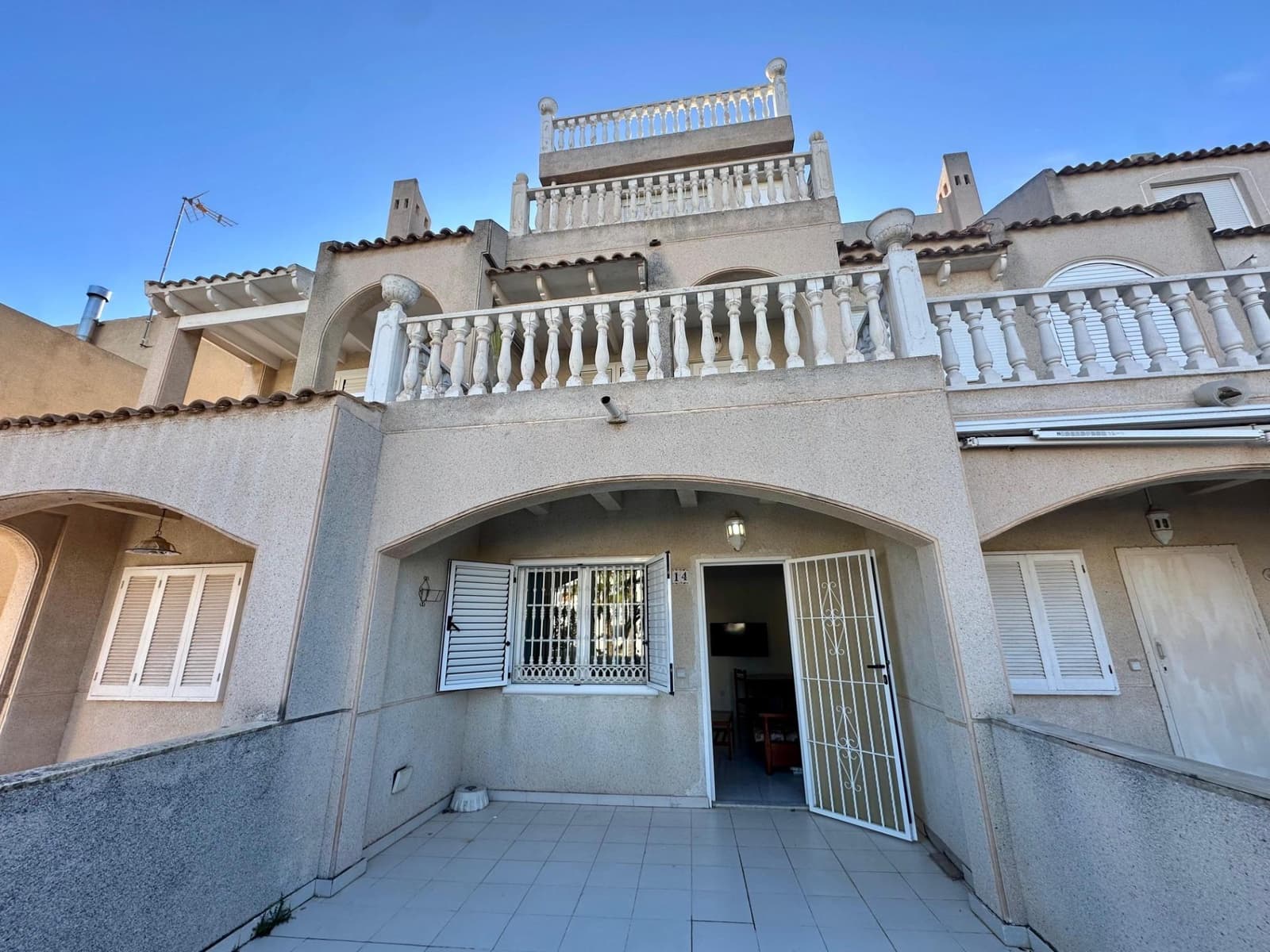 4 makuuhuone Rivitalo myytävänä paikassa Torrevieja mukana uima-altaan 
autotalli - 227 900 € (Ref: 9533889)