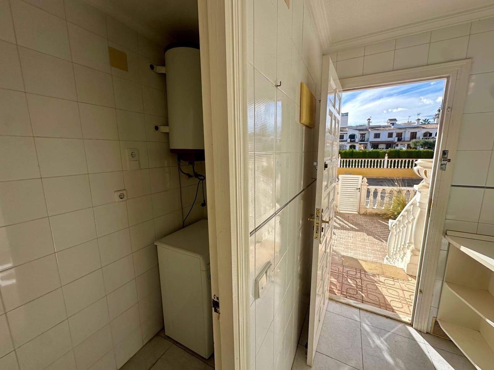 4 makuuhuone Rivitalo myytävänä paikassa Torrevieja mukana uima-altaan 
autotalli - 227 900 € (Ref: 9533889)