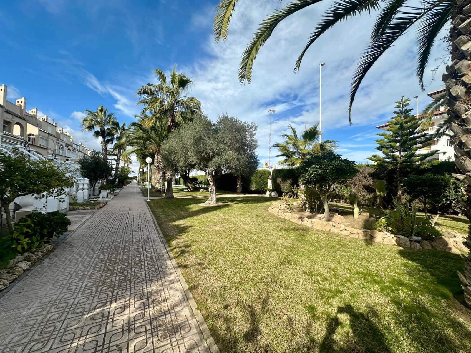 4 makuuhuone Rivitalo myytävänä paikassa Torrevieja mukana uima-altaan 
autotalli - 227 900 € (Ref: 9533889)