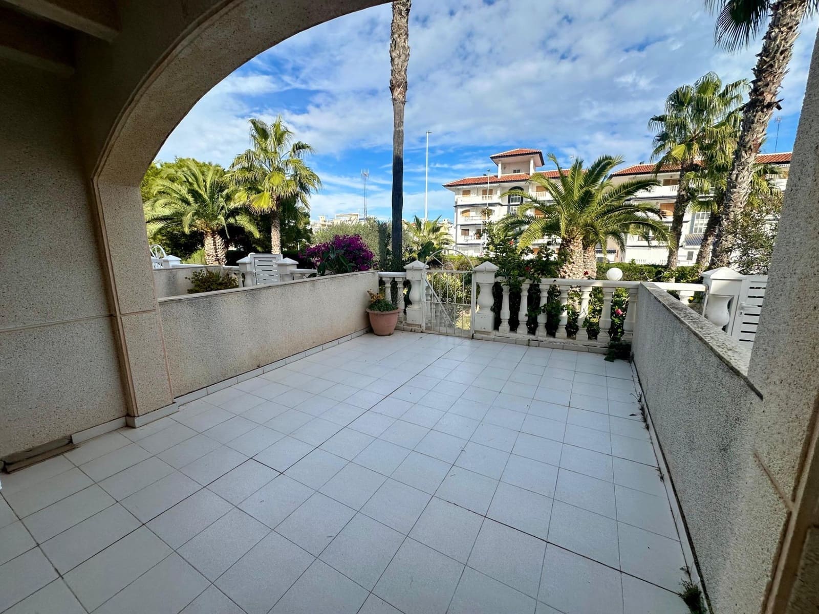 4 makuuhuone Rivitalo myytävänä paikassa Torrevieja mukana uima-altaan 
autotalli - 227 900 € (Ref: 9533889)