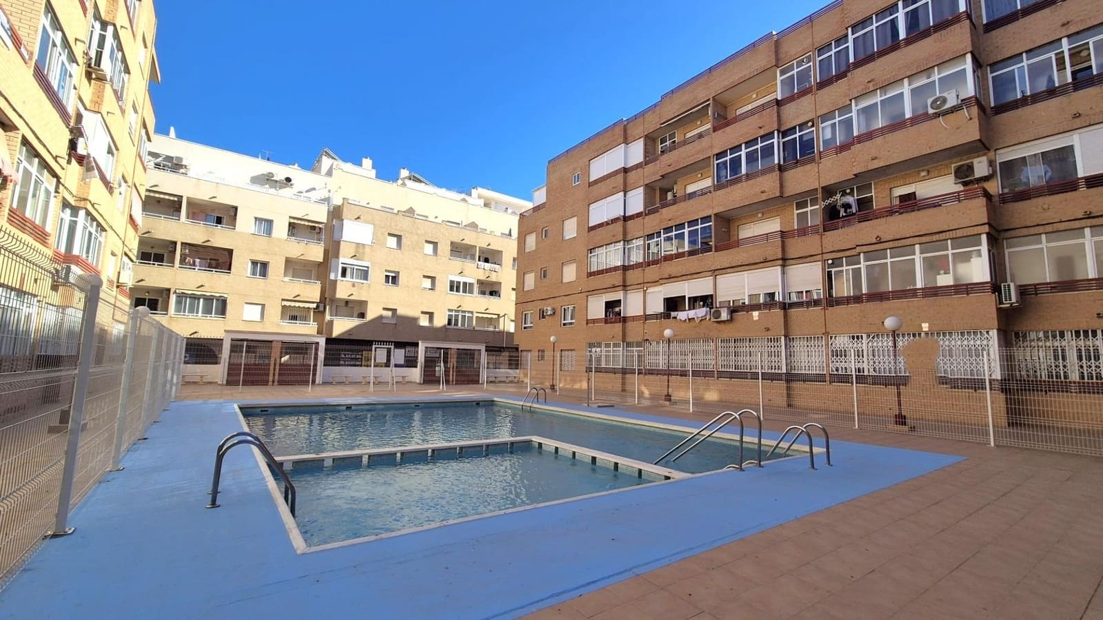 Ático en Torrevieja en venta con piscina garaje - 100.000 € (Ref: 9748164)