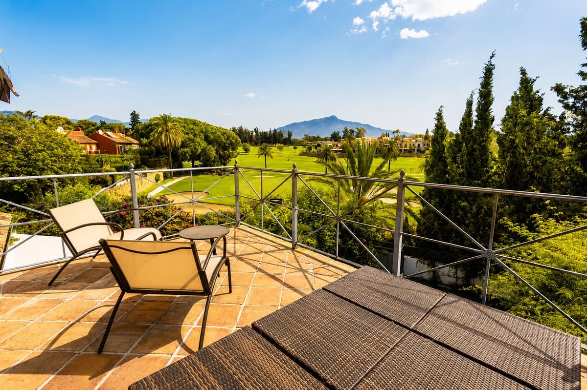 Adosado de 6 habitaciones en Guadalmina en venta con piscina garaje - 1.450.000 € (Ref: 10004293)