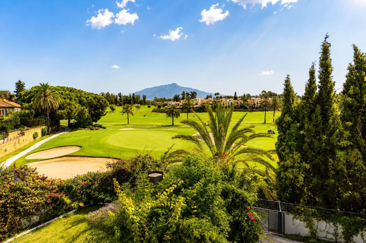 Adosado de 6 habitaciones en Guadalmina en venta con piscina garaje - 1.450.000 € (Ref: 10004293)