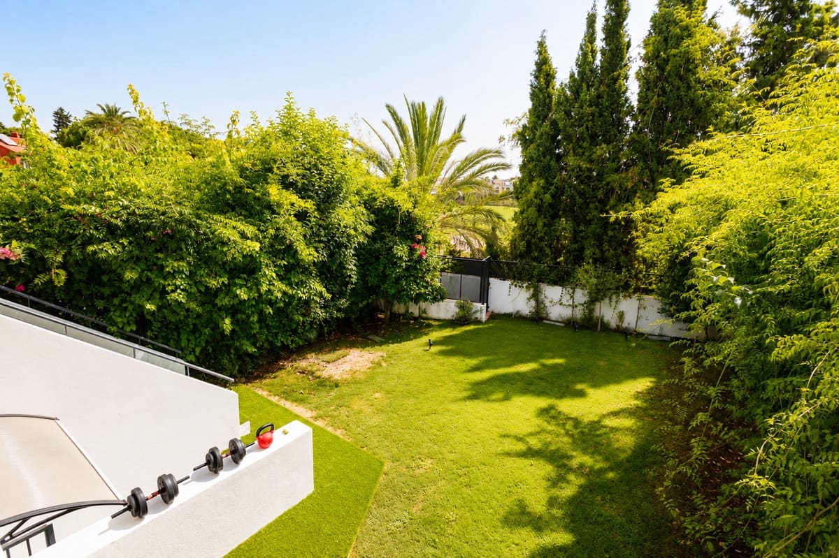 Adosado de 6 habitaciones en Guadalmina en venta con piscina garaje - 1.450.000 € (Ref: 10004293)