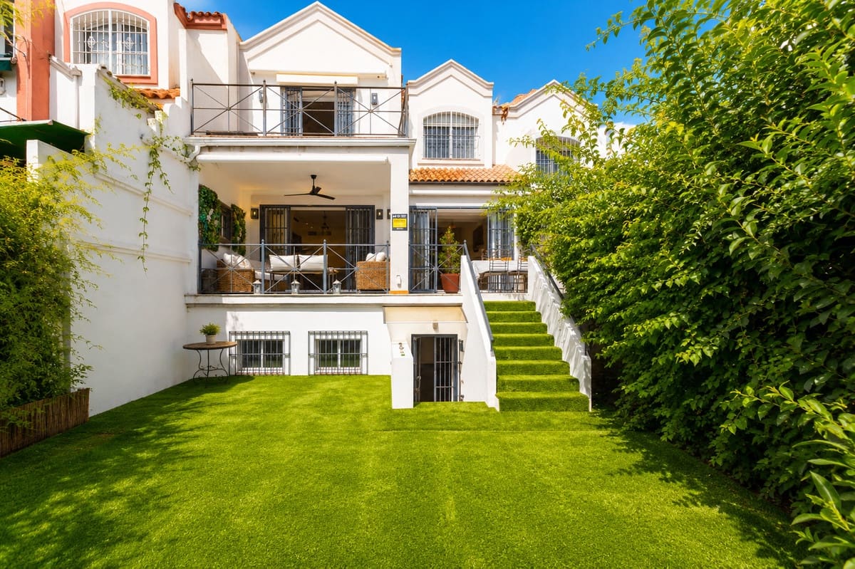 Adosado de 6 habitaciones en Guadalmina en venta con piscina garaje - 1.450.000 € (Ref: 10004293)