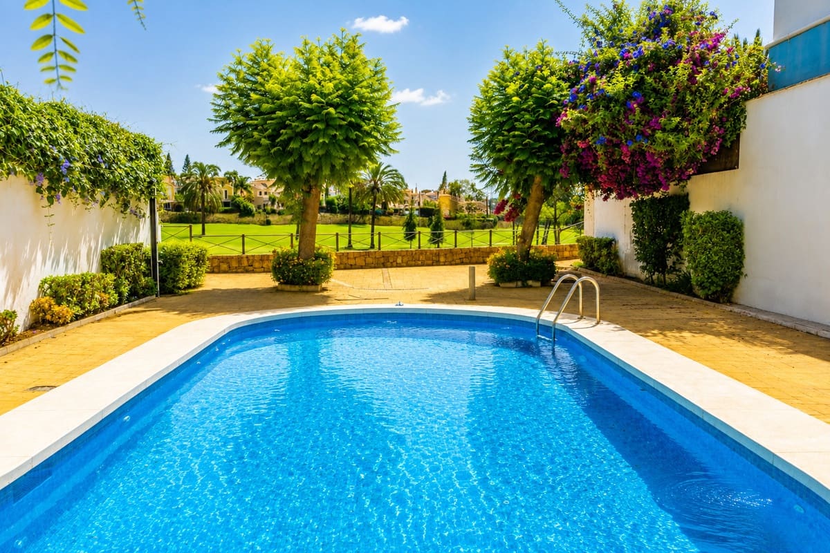Adosado de 6 habitaciones en Guadalmina en venta con piscina garaje - 1.450.000 € (Ref: 10004293)